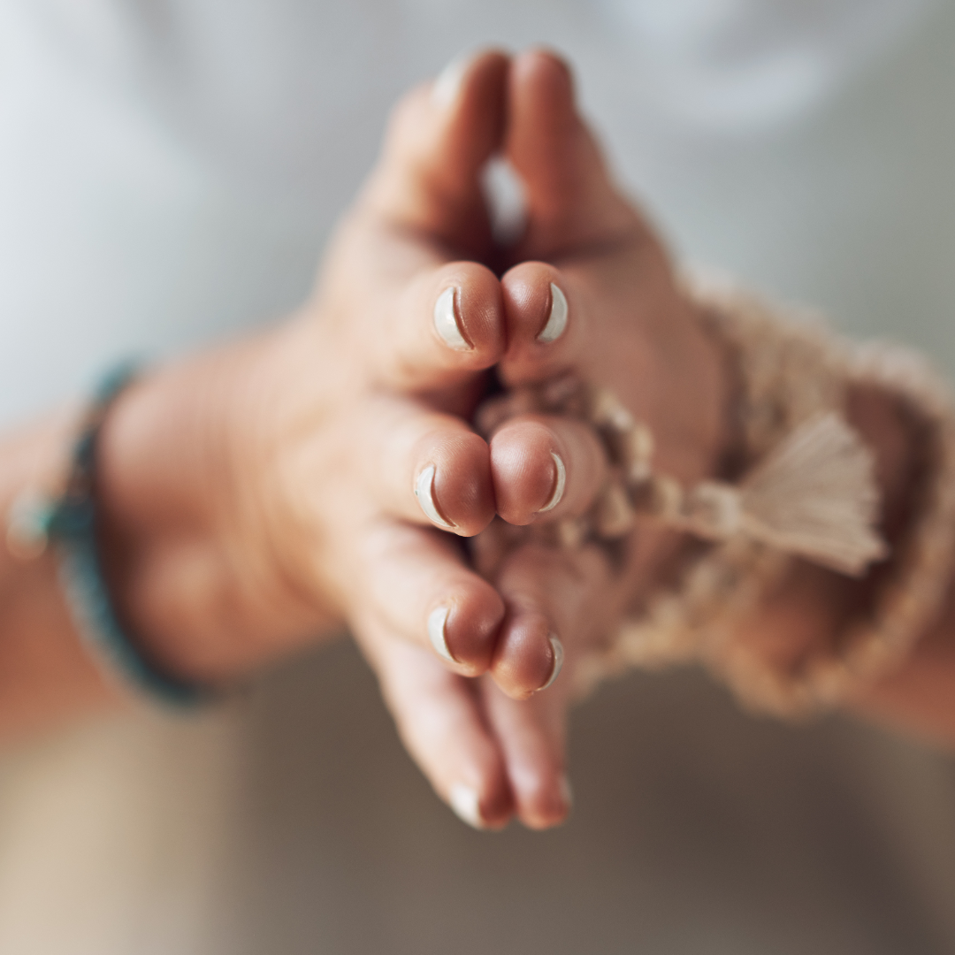 Donna meditazione yoga mani giunte benessere equilibrio Magenta